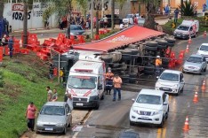Carreta carregada com cervejas tomba na entrada de João Monlevade